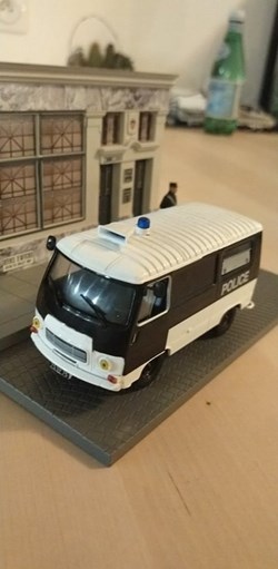 Peugeot J7 Police