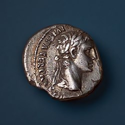 AUGUSTE (CAIUS ET LUCIUS), DENIER
