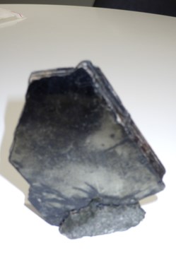 Mica noir (Biotite) sur socle naturel