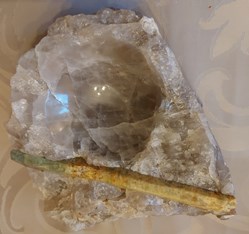 Cendrier en quartz fumé avec inclusion d'un barreau de Béryl bleu