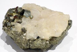 Pyrite de fer avec Calcite