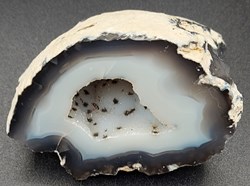 Agate (Géode) avec cristaux de manganèse