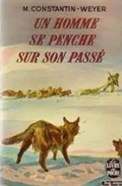 Un homme se penche sur son passé
