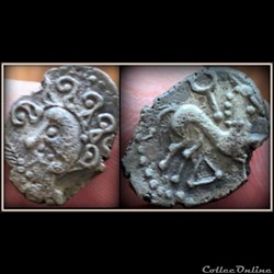 série 1250 Drachme à la chevelure ornée et au triangle