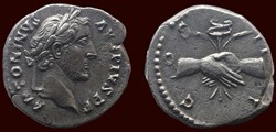ANTONINVS AVG PIVS P P / COS IIII (mains jointes)