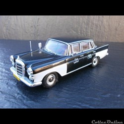 Mercedes-Benz 200D Taxi du Caire