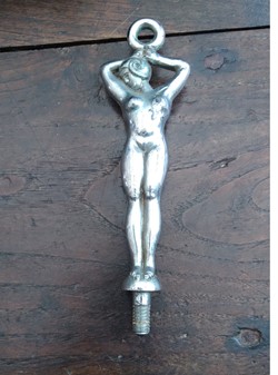 Mascotte automobile "Femme nue"