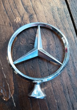 Insigne Mercedes-Benz