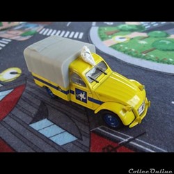 La 2 CV de Citroën - N°52 - Citroën 2 CV AZU pick-up "Michelin"