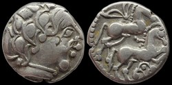 Pictons / Bituriges / Carnutes-centre-ouest, Incertaines, drachme aux deux chevaux, tête moustachue