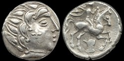 Pictons / Bituriges / Carnutes - centre-ouest, Incertaines, drachme au cavalier tatoué et à la main