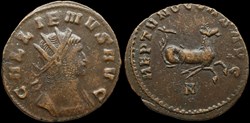 Neptune, hippocampe à droite, buste cuirassé