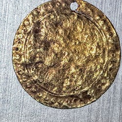 MONEDA SIN IDENTIFICAR AL PARECER EN ORO