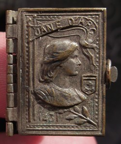 Petit livret argent ou métal argenté sur la vie de Jeanne d'Arc