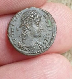 CONSTANCE II - Nummus - "Enseigne".