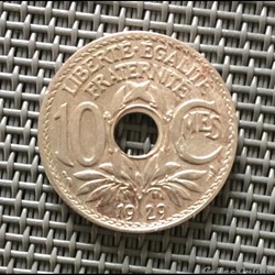 10 centimes 1929 petit trou décentré