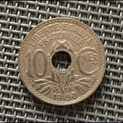 10 centimes 1930 petit trou décentré
