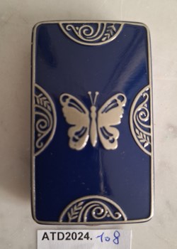 ATD2024.108 Poudrier Lucretia Vanderbilt décoré d’un papillon