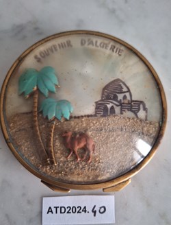 ATD2024.40 Poudrier Souvenir d’Algérie