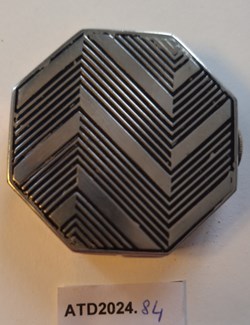 ATD 2024.84 Poudrier Montral argenté à chevrons noirs