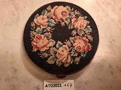 ATD2023.167 Poudrier rond à la couronne de roses au petit point