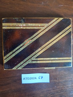 ATD2024.67 Poudrier rectangulaire géométrique aux lignes dorées