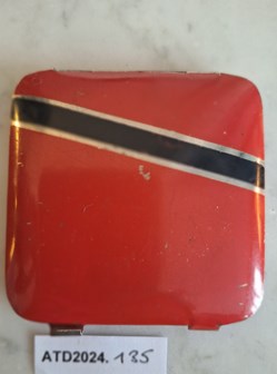 ATD2024.135 Poudrier tchèque rouge et noir à décor géométrique