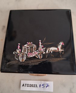 ATD2023.157 Poudrier au carrosse laqué noir
