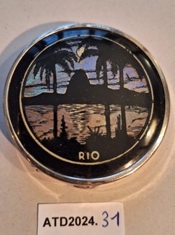 ATD2024.31 Poudrier rond vue de Rio sur le pain de sucre