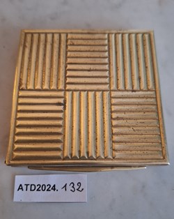 ATD2024.132 Poudrier carré doré décoré de godrons géométriques