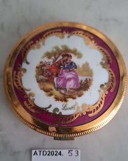ATD2024.53 Poudrier scène galante, prune et doré, Limoges