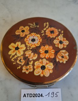ATD2024.195 Poudrier rond au bouquet de fleurs
