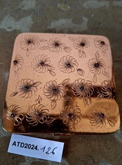 ATD2024.126 Poudrier doré à fleurettes au cœur de strass rouge