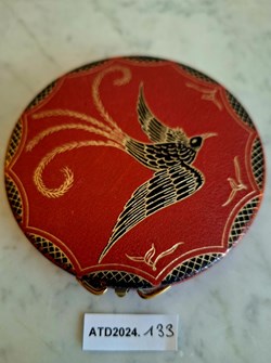 ATD2024.133 Poudrier en cuir rouge à l’oiseau de paradis