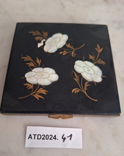 ATD2024.41 Poudrier carré noir aux trois fleurs de nacre