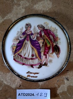 ATD2024.129 Plaque décorative pour poudrier ou autre avec scène galante de Limoges