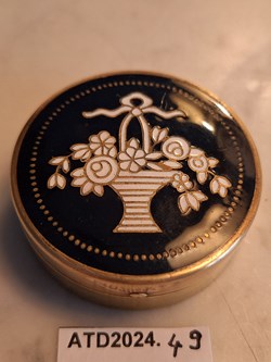 ATD2024.49 Poudrier Houbigant émaillé noir au panier blanc et doré