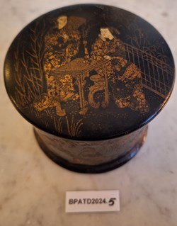 BPATD2024.5 Boîte à poudre à fond noir et scènes de chinoiseries dorées