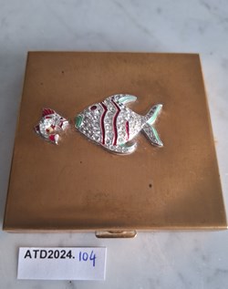 ATD2024.104 Poudrier Volupté aux deux poissons brillants