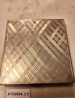 ATD2024.21 Poudrier rectangulaire en métal argent gravé d’obliques