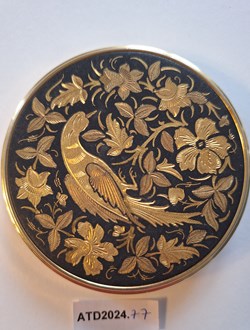 ATD2024.77 Poudrier rond aux fleurs et à l’oiseau en Tolède