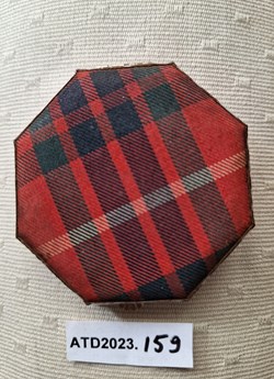 ATD2023.159 Poudrier octogonal au tissu écossais Gwenda