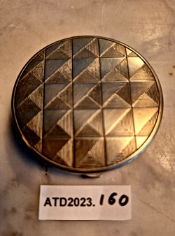ATD2023.160 Poudrier à chevrons argent