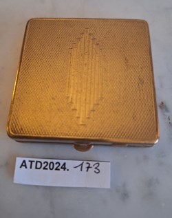 ATD2024.173 Poudrier carré Grossmith