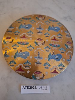 ATD2024.198 Poudrier anglais aux saynètes de jardin