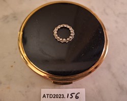 ATD2023.156 Poudrier rond noir et doré avec marcassites