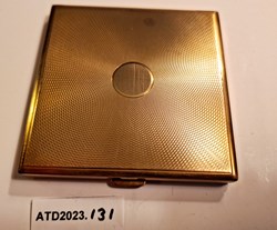 ATD2023.131 Poudrier carré doré