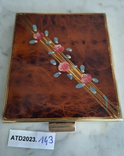 ATD2023.143 Poudrier rectangulaire au décor de roses et de feuilles bleues