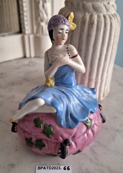 BPATD2023.66 Boite à poudre porcelaine à la jeune fille en bleu sur un pouf rose