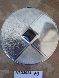 ATD2024.73 Poudrier rond argenté à cabochon noir Violet